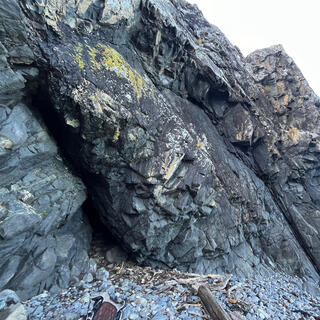 A vertical crevasse in the rockface.