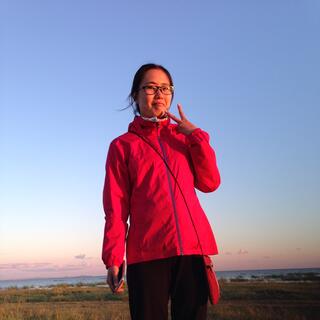 Mandyʼs pink jacket matches the pink hue on the horizon.