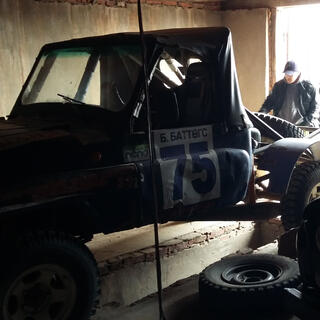 The door of the jeep features a large number 75.