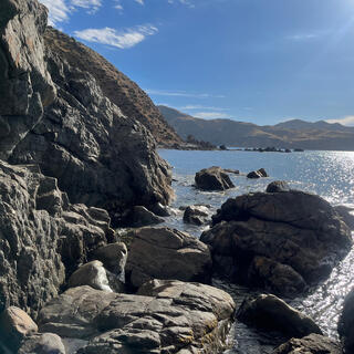 The way forward stops at a steep bank which falls into the sea.