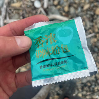 A green sachet with Chinese text and a picture of a steaming bowl.