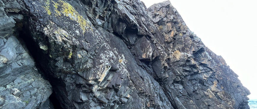 A vertical crevasse in the rockface.