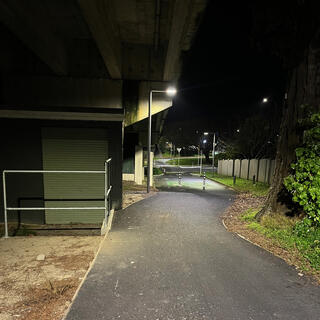 A newly asphalted cycle path with good lighting.