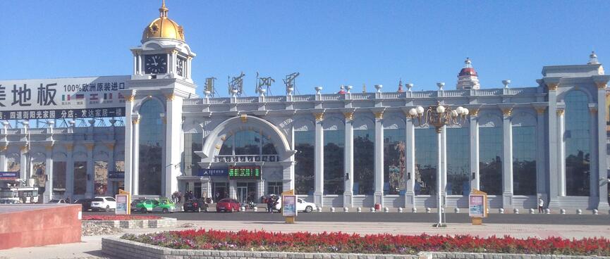 The paved square in front of the Railway Station.