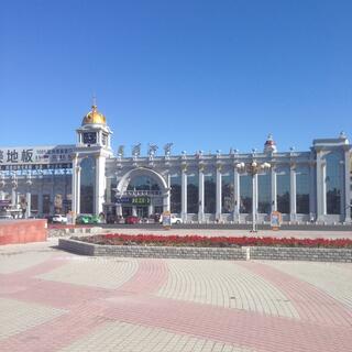 The paved square in front of the Railway Station.