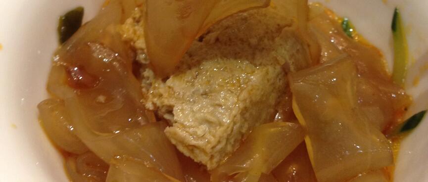 I tightly grasp a very wide noodle.