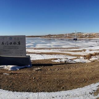Panorama showing the area around the frozen lake.