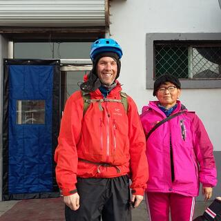 A lady in a pink Jack Wolfskin jumpsuit, and me in my cycling gear.