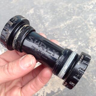 The damanged Surly bottom bracket.