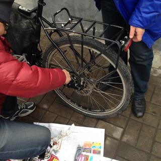 Zhihong tweaks the position of he rear disc brake.