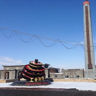 A monument of several stacked wheels which become progressively smaller.