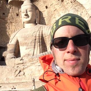 Selfie with a huge seated buddha.