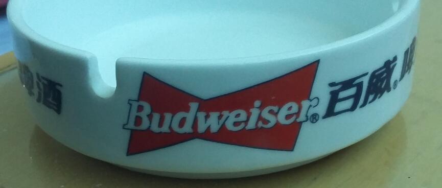 A white ashtray with Chinese text and the logo for Budweiser.