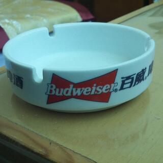 A white ashtray with Chinese text and the logo for Budweiser.
