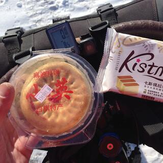A round plastic container containing a pie and a packaged item with an illustration of cake slices.