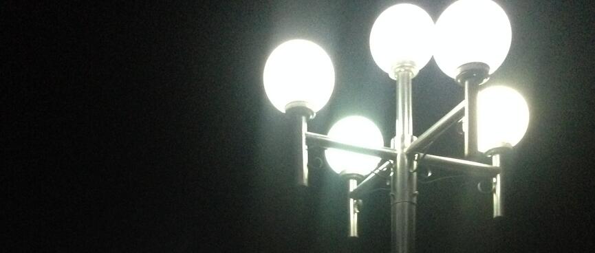 Round lights on a metal pole.