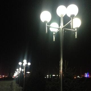 Round lights on a metal pole.