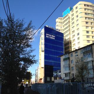 A high rise has a sign for ʼOffice Rentʼ.