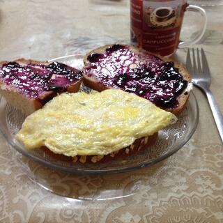 Omelette and jam on pieces of bread.