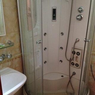A round shower with six jets in the walls.
