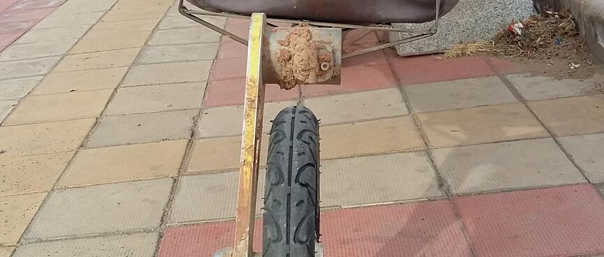 A mono wheel trail holds a red pack.