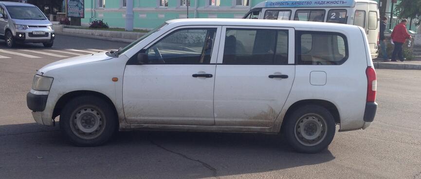 A car is parked in the middle of the road, in Chita.