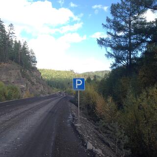 A ʼPʼ sign indicates a speed limit of 100km/h.