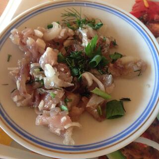Raw fish, onion, and spring onion.