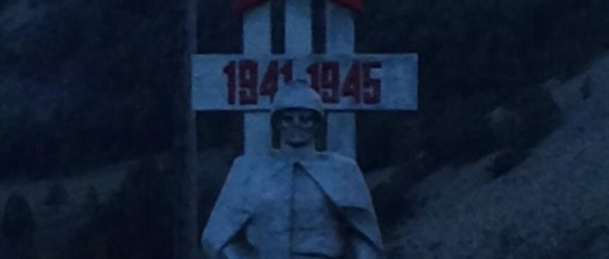 A memorial includes a stone soldier and the text '1941 - 1945'.