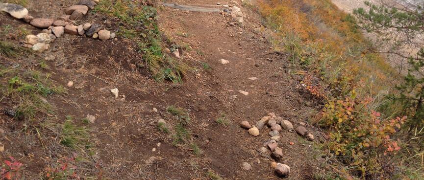 A rock arrow points the way down to the beach.