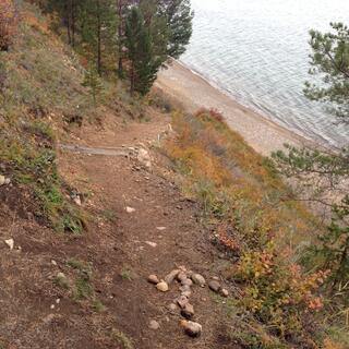 A rock arrow points the way down to the beach.
