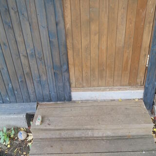 The hostel door, and a doorstop decorated with an eye.