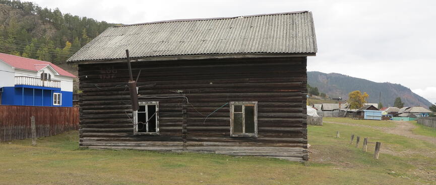 Windows set low in a houseʼs wall, give the impression that it is sinking.