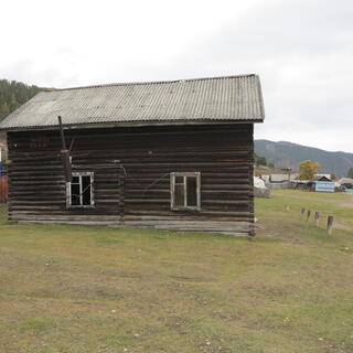 Windows set low in a houseʼs wall, give the impression that it is sinking.