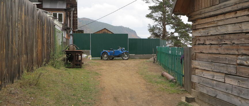 A blue motorbike, with a sidecar.