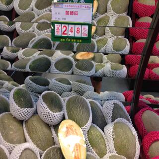 Stacked rock melons are wrapped in plastic mesh.