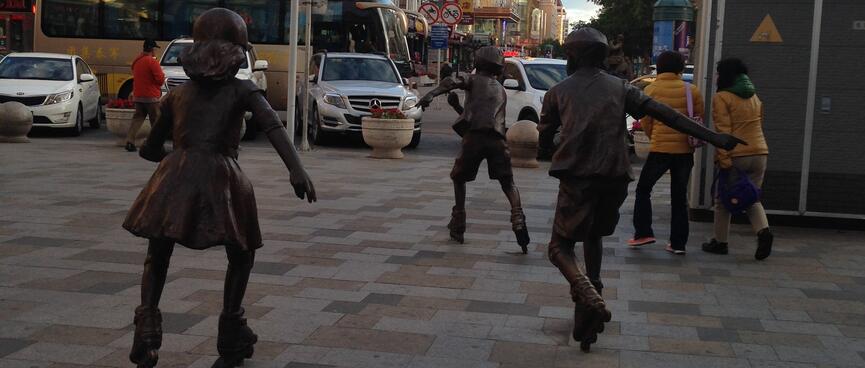 Bronze statues of skaters really look like they are moving - quickly!