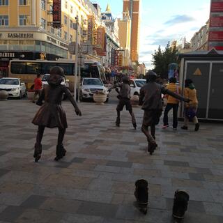 Bronze statues of skaters really look like they are moving - quickly!