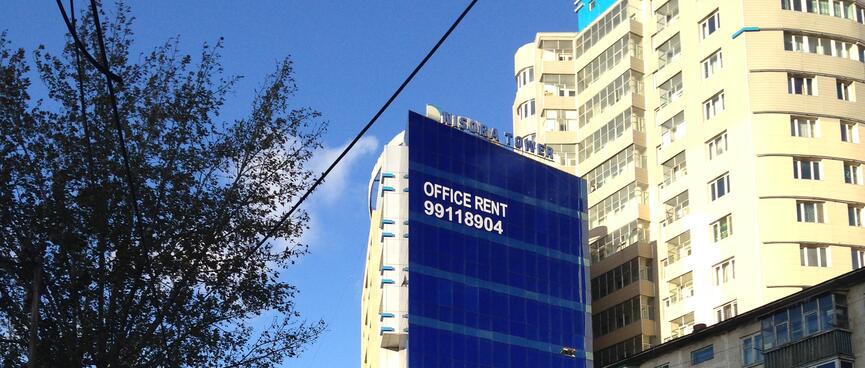 A high rise has a sign for ʼOffice Rentʼ.