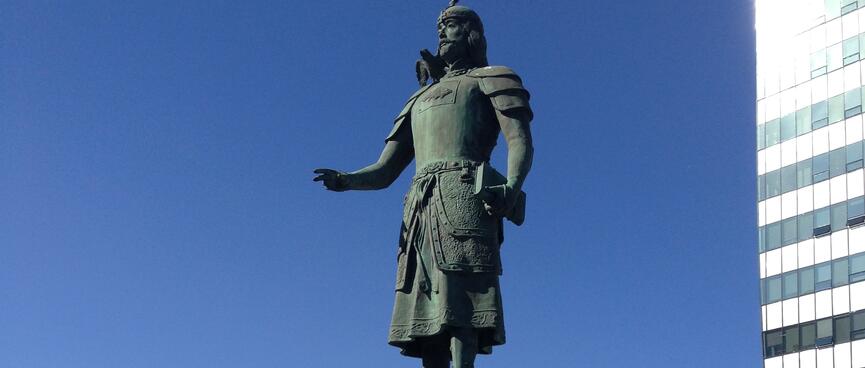 A metal statue which says Marco Polo on its plinth.