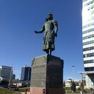 A metal statue which says Marco Polo on its plinth.